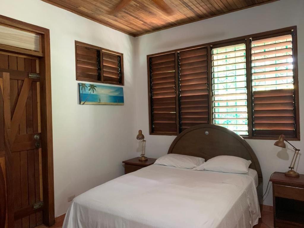 Hotel Mal Pais Surf Camp Playa Santa Teresa  Exterior foto